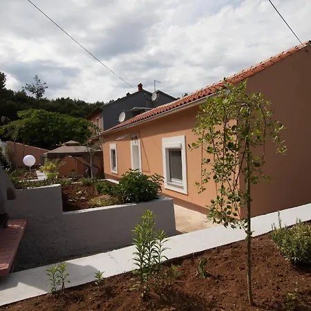 House With A Parking Space - 27714 בית נופש פולה