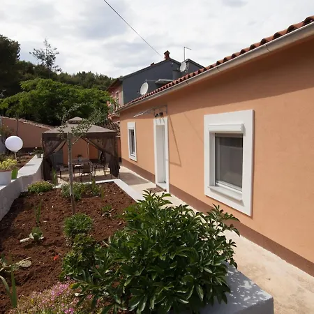 House With A Parking Space - 27714 בית נופש פולה