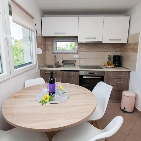 House With A Parking Space - 27714 בית נופש *